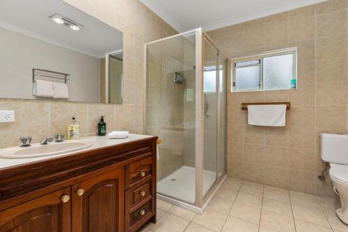 科夫斯港Bon Villas B&B Bonville的带淋浴、盥洗盆和卫生间的浴室