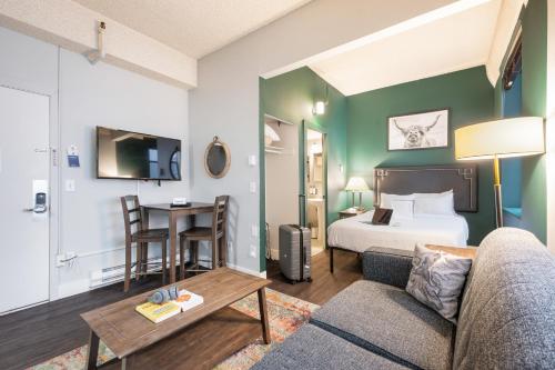 西雅图Oxford Apartment by At Mine Hospitality的酒店客房配有一张床铺和一张桌子。