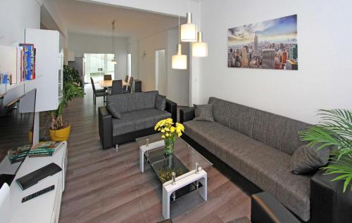 新勃兰登堡Amazing Apartment In Neubrandenburg With Wifi的客厅配有沙发和桌子