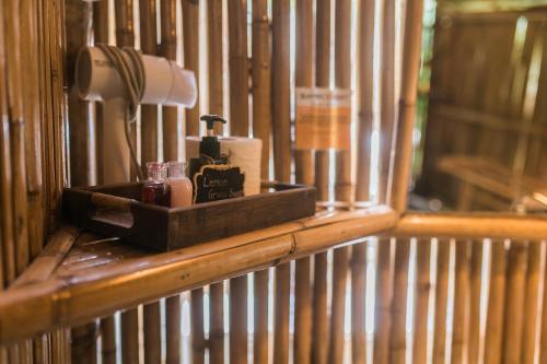 西塔努Bamboo Bay Island Resort的木架,带吹风机和灯