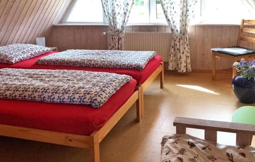 普鲁滕1 Bedroom Nice Home In Pruchten的一间卧室设有两张床和窗户。
