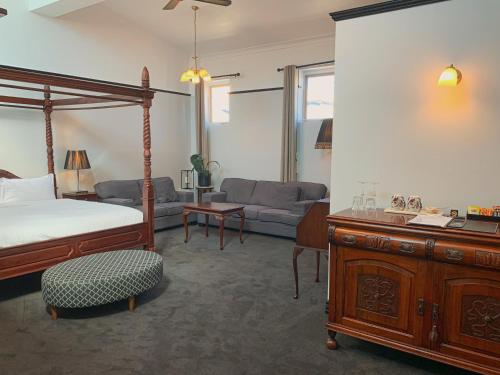 霍巴特The Macquarie Hobart的一间卧室设有一张床和一间客厅。