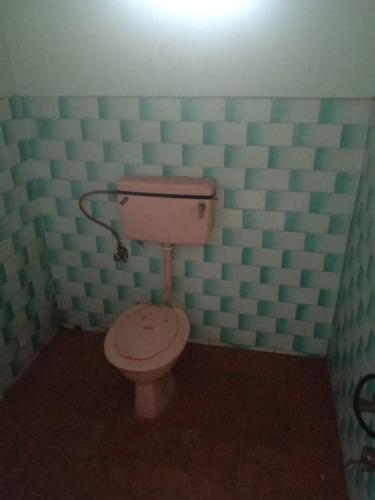 奎隆Kailas 4的绿色瓷砖墙内带卫生间的浴室