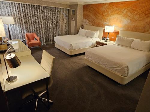 拉斯维加斯Executive Unit by Mandalay Casino at Strip Las Vegas的酒店客房配有两张床和一张书桌