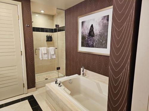 拉斯维加斯Executive Unit by Mandalay Casino at Strip Las Vegas的大型浴室设有浴缸和淋浴。