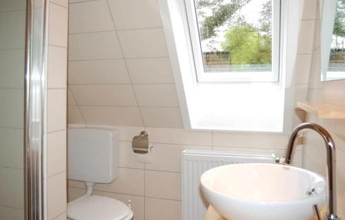 NeuhausNice Apartment In Dierhagen ostseebad With Wifi的一间带水槽和卫生间的浴室以及窗户。