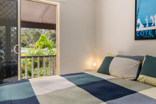 科夫斯港Bon Villas B&B Bonville的一间卧室设有一张床,享有阳台的景色