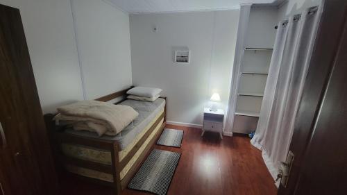 塞拉纳镇Casa Florida的一间小卧室,配有床和床头柜
