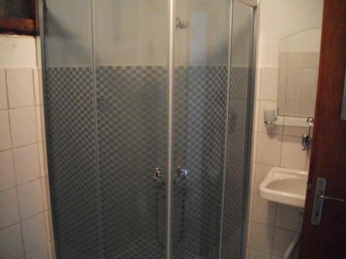 恰纳卡莱厄尔努尔旅馆的玻璃门淋浴和水槽