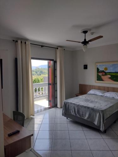 纳扎雷保利斯塔Hotel Nazaré的一间卧室设有一张床,享有阳台的景色