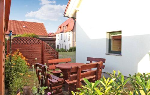 费尔德伯格1 Bedroom Gorgeous Home In Feldberger Seenlandsch的庭院设有木桌和2个长凳