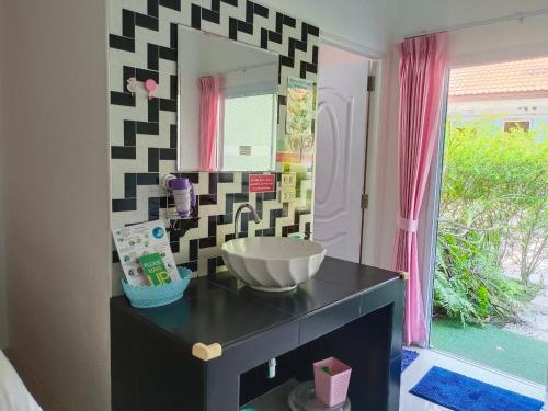拉迈普汉纳度假村的一间带水槽和镜子的浴室