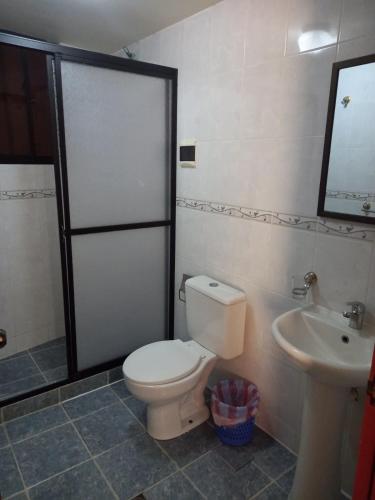 科帕卡巴纳Hostal Venegas的一间带卫生间和水槽的浴室