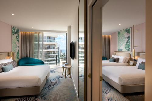 黄金海岸Dorsett Gold Coast的酒店客房设有两张床和窗户。