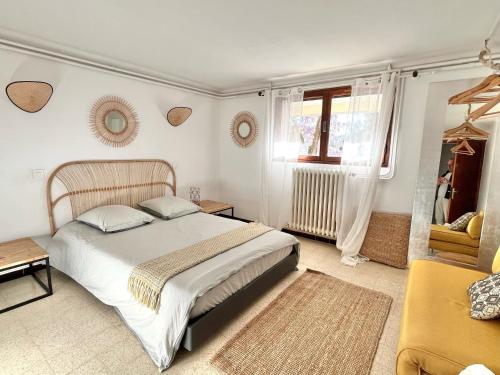 耶尔Villa Lilause的一间卧室,卧室内配有一张大床