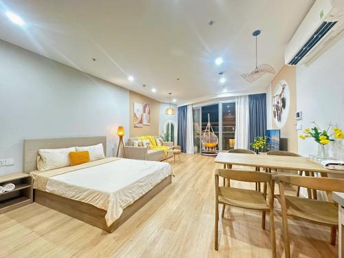 头顿Căn hộ hạng sang có bếp và ban công The Song Vung Tau - Luxury Homestay的一间卧室设有一张床和一间用餐室