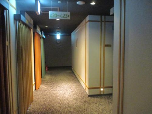 松本松本M酒店 的走廊,带橙色门的办公室走廊和走廊