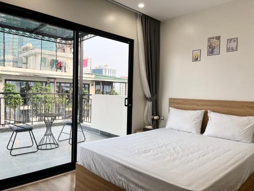 河内22Housing Luxury Apartment 81 Linh Lang的一间卧室设有一张床和一个阳台