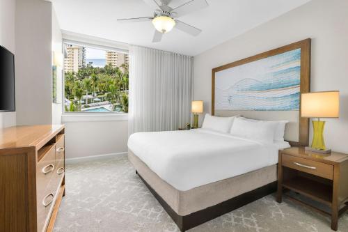 马可岛水晶海岸万豪酒店的卧室配有白色的床和窗户。