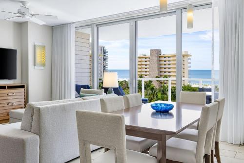 马可岛水晶海岸万豪酒店的客厅配有桌椅和沙发