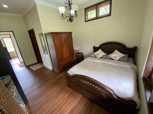Kampong Sungai TamuHulu Tamu Off Grid Morrocan styled Hill Top Villa的一间卧室配有一张床和一个吊灯