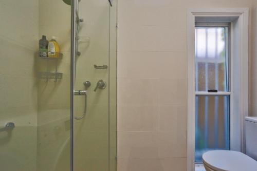 悉尼2 Bedroom House Situated at the Centre of Surry Hills 2 E-Bikes Included的浴室设有玻璃淋浴间和卫生间