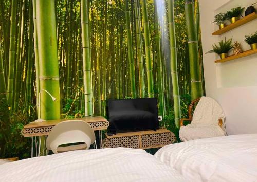 科扎尼SnD Rentals- Studios的一间卧室设有竹墙,配有一张床和椅子
