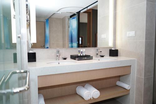 吉隆坡吉隆坡邵氏广场美居酒店的一间带水槽和镜子的浴室