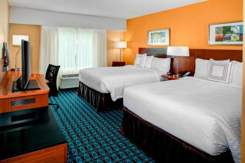 阿尔法利塔亚特兰阿法拉塔大费尔菲尔德客栈套房酒店的酒店客房设有两张床和一台平面电视。