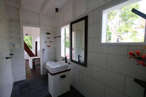 Saint MarySugar Mountain Cottage的白色的浴室设有水槽和窗户。