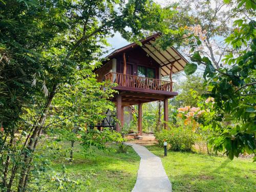 锡吉里亚Sungreen Cottage Sigiriya的森林中间的小木屋