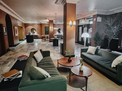 旧金山FOUND Hotel Carlton, Nob Hill的带沙发和桌子的大型客厅