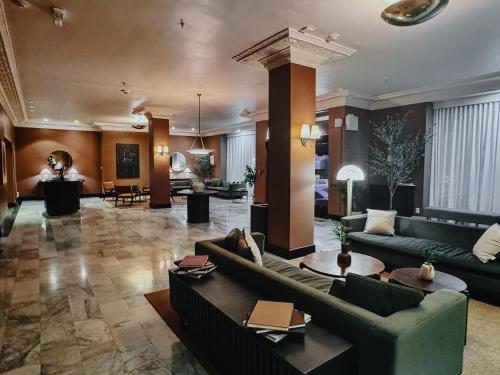 旧金山FOUND Hotel Carlton, Nob Hill的带沙发和桌子的大客厅