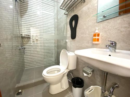 日惹Siji Nayan Vacation Home的一间带卫生间和水槽的浴室