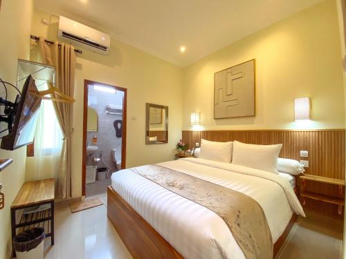 日惹Siji Nayan Vacation Home的一间带大床的卧室和一间浴室