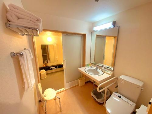 美瑛町拉温尼尔酒店的一间带卫生间、水槽和镜子的浴室