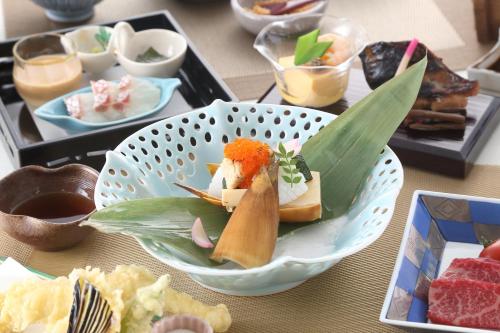 京都嵯峨岚山比纳里奥酒店的桌上的碗食物和寿司