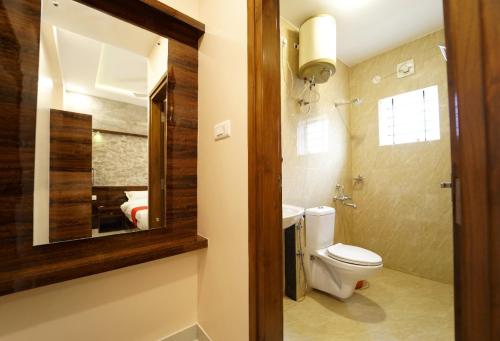 班加罗尔SS CROWN inn的一间带卫生间和镜子的浴室