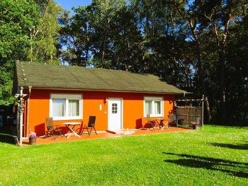 Kölpinsee auf UsedomKölp - Gentz H的草场上的一个小橙色房子