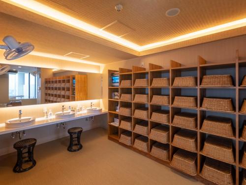 日田市三隈酒店的大型浴室设有两个水槽和带毛巾的架子。