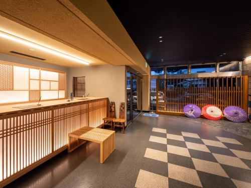 日田市三隈酒店的一间设有柜台和 ⁇ 板的房间