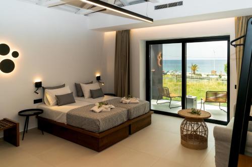 帕特雷Niki Luxury Apartments Niki Suites Petra的一间卧室配有一张床,享有海景