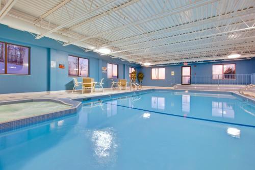 苏圣玛丽苏圣玛丽智选假日酒店的一座拥有蓝色墙壁的大型游泳池