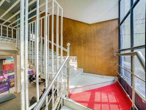 阿勒皮Quilon Residency的红色楼层的楼梯