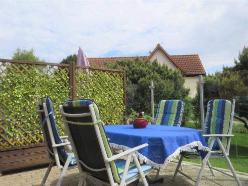 Kölpinsee auf UsedomLod - Kuhtz的庭院内一张桌子和椅子,上面有蓝桌布