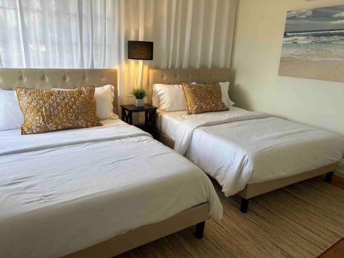 圣巴巴拉Darling, Peaceful, Near Beach, EV Charger的酒店客房设有两张床和窗户。