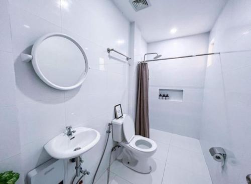 大雅台Moonlight House Tagaytay的一间带水槽、卫生间和镜子的浴室