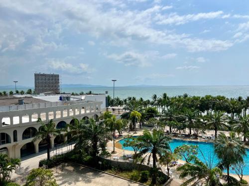 南芭堤雅View Talay 7 Seaview Apartments的享有带游泳池和海洋的度假胜地的景致