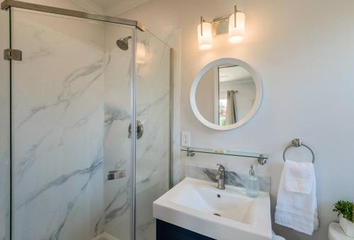 圣巴巴拉Quite Spacious, Hot Tub Near Montecito, EV Charger的带淋浴、盥洗盆和镜子的浴室