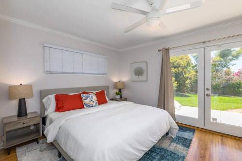 圣巴巴拉Quite Spacious, Hot Tub Near Montecito, EV Charger的白色的卧室设有床和窗户